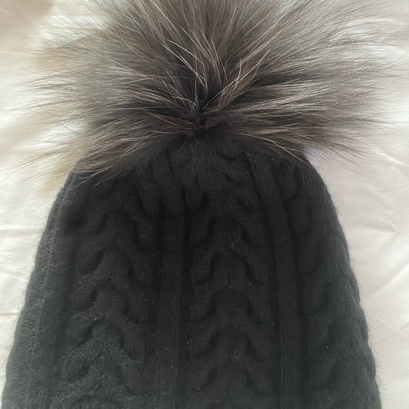 100% cashmere with silver fox fur,good condition. - Picture 7 of 8